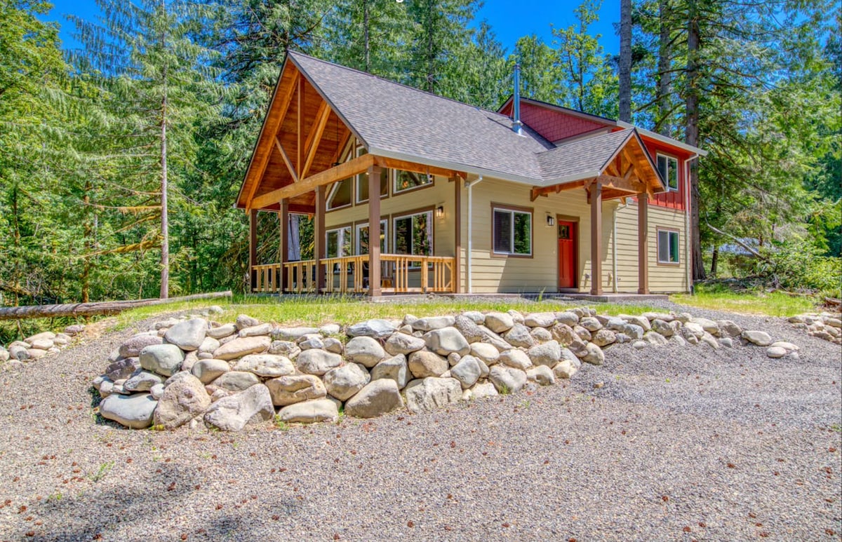 Big Tree Retreat: Hot tub, Woodstove, Salmon River