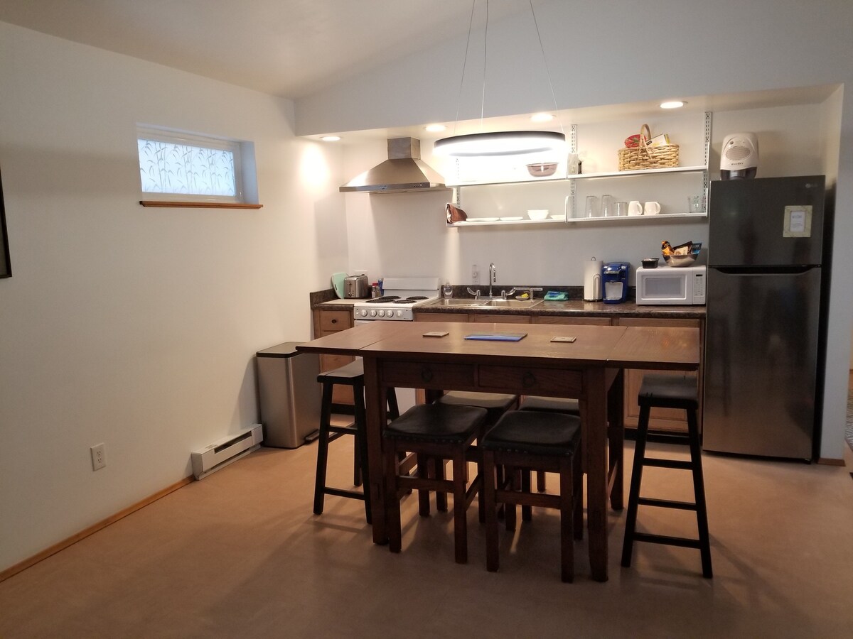 Modern 1 BR House, minutes away - airport/ferry