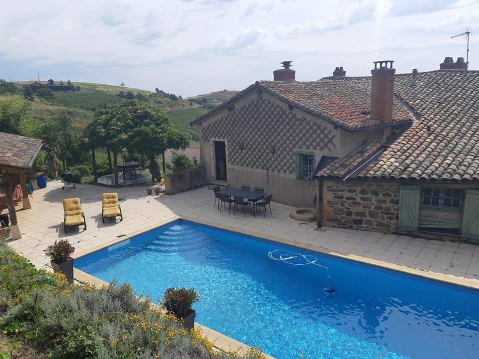 Vue et piscine privée dans le Beaujolais