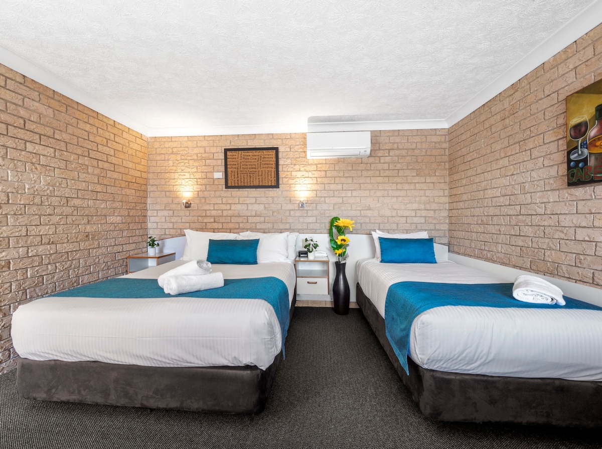 肯尼迪大道汽车旅馆双床房1张标准双人床和1张单人床