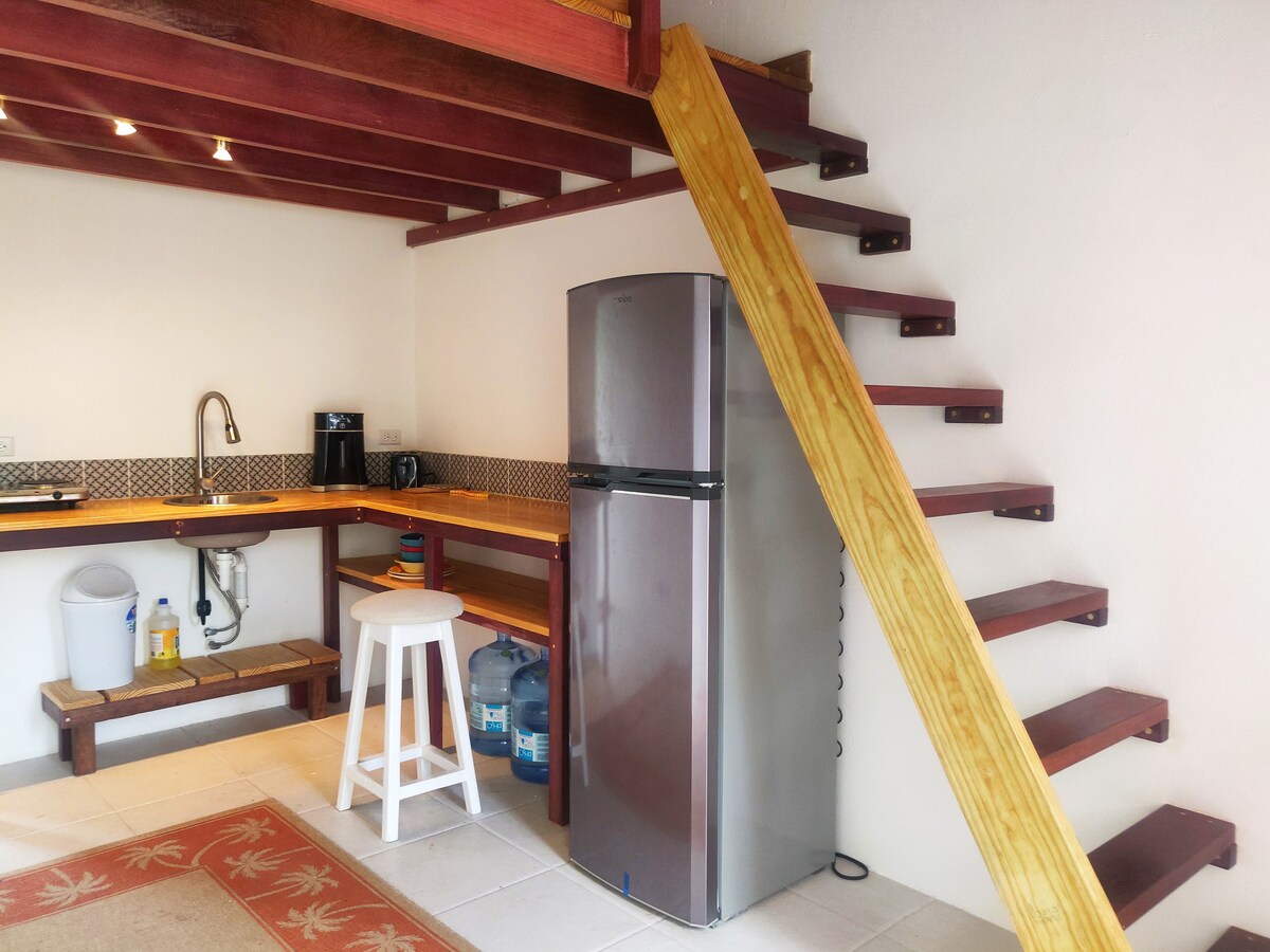 Cozy and quiet studio/loft steps from Freights bay