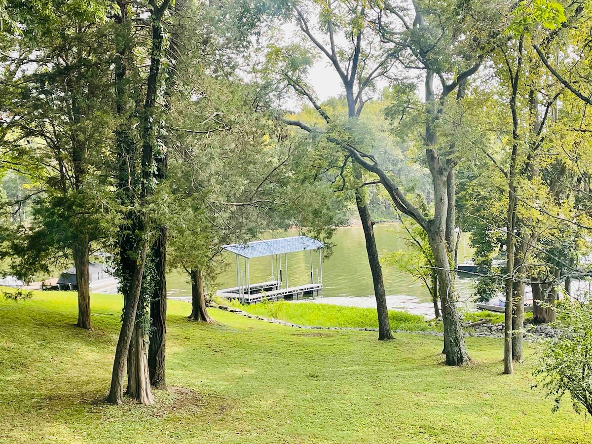 Lakefront private home on Old Hickory Lake w/ Dock