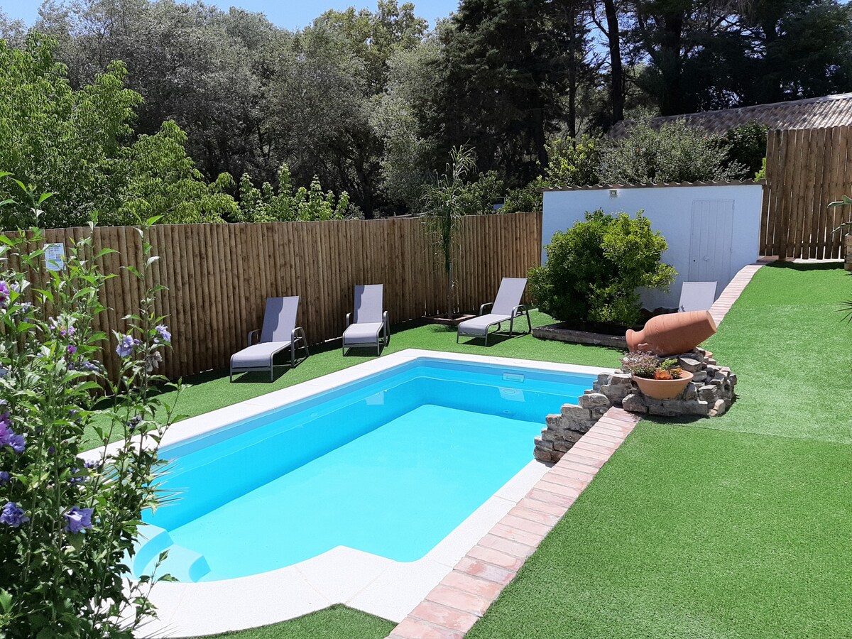 别墅设有花园和私人泳池。