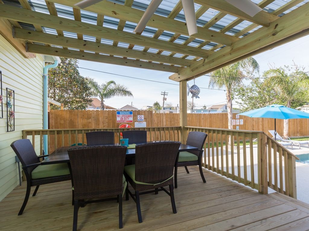 Just Beachy! Heated Pool and covered Deck Area!