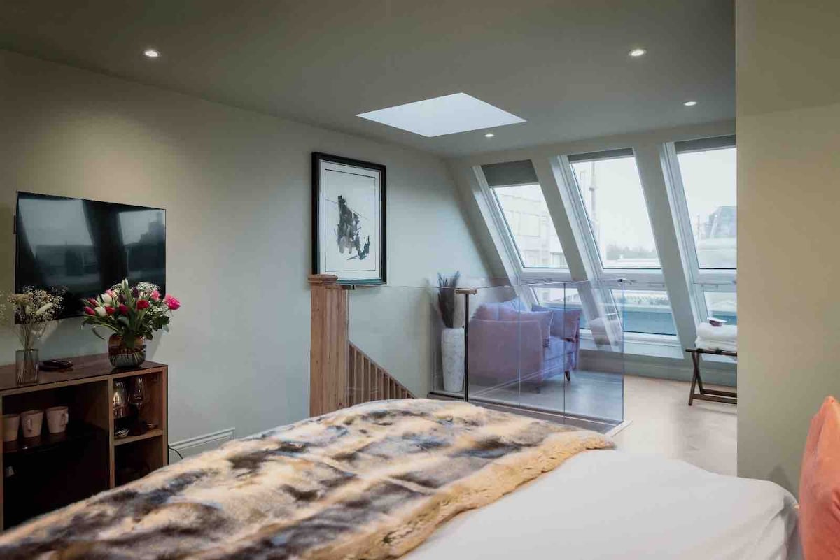 Loft Studio, King Size Bed with En Suite Bath