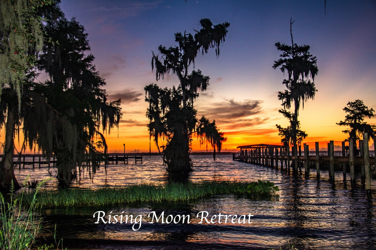 Crescent Lake-Rising Moon Retreat