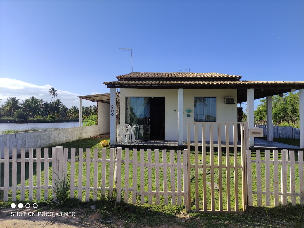 casinha aconchegante a 50m da praia