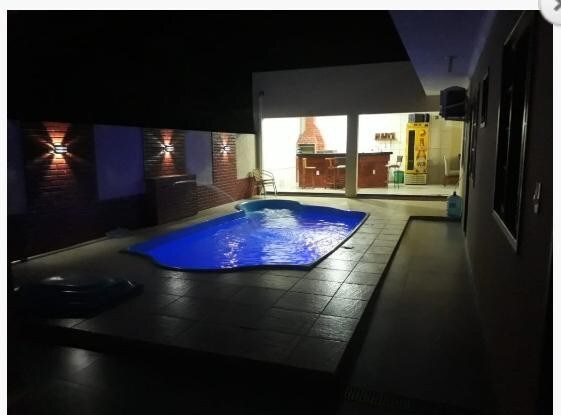 Casa com piscina a 3 quadras da praia de Mariscal.