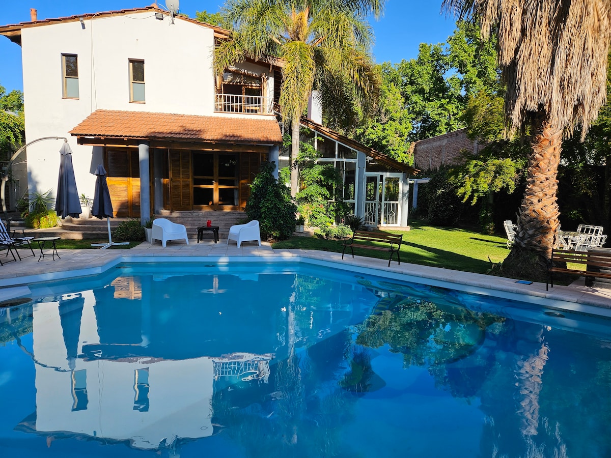 SPA, piscina y arte. Gran casa en Chacras de Coria