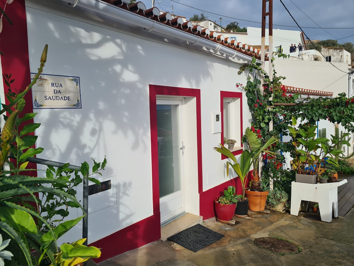 Cosy red house in Aljezur oldtown