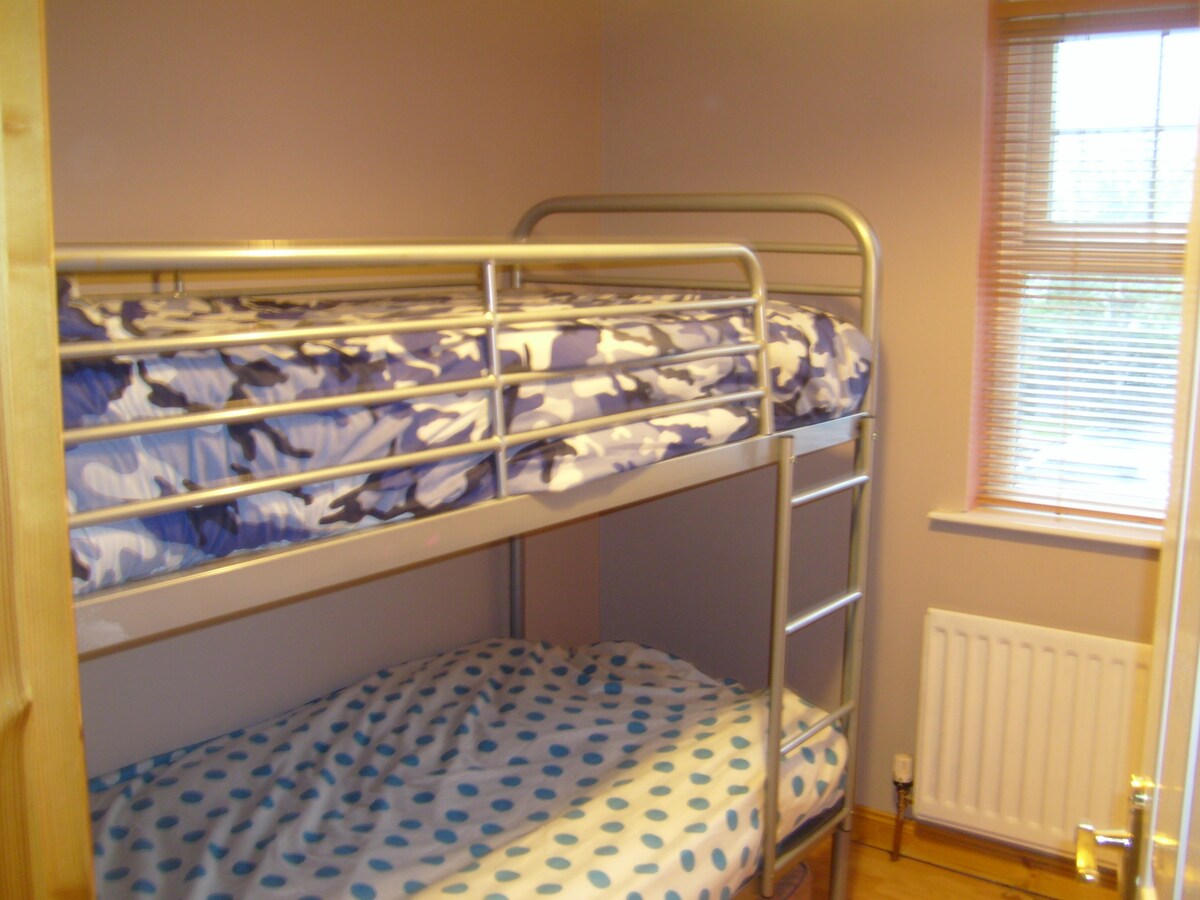 舒适的单人/双床房，位于一处一居室，位于一处住宅区内