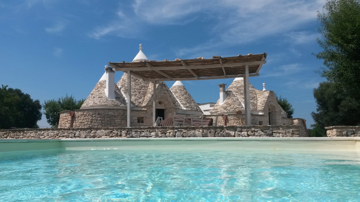 Trullo with swimming pool. Charme&relax