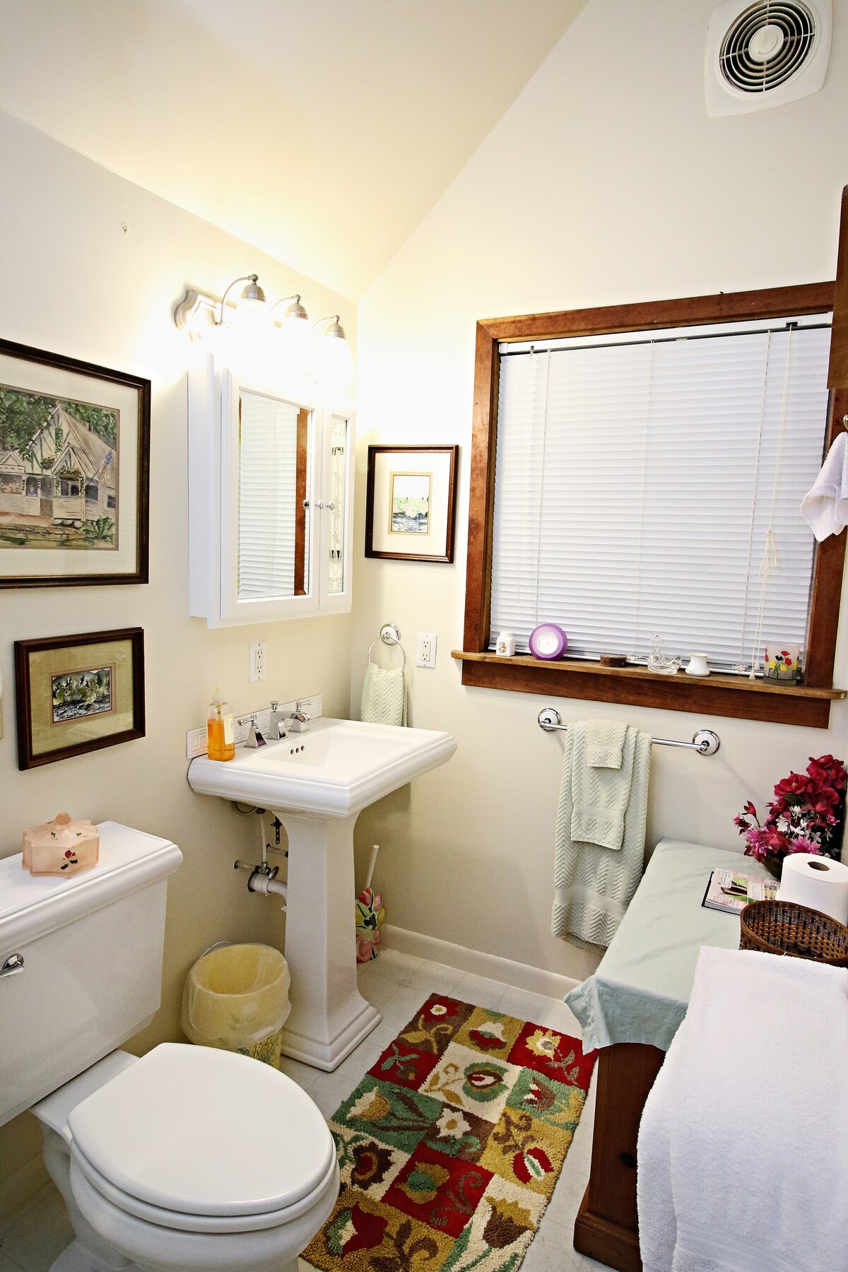 Burke Room (shared bathroom) - Ebenezer House Bed and Breakfast