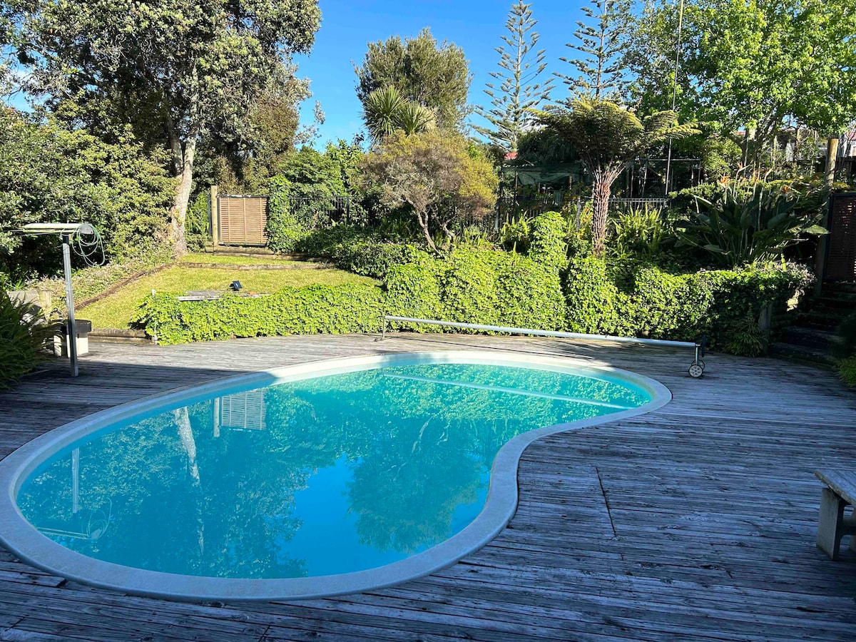 Comfortable and Private Poolside Apartment