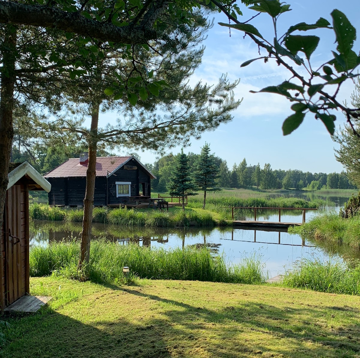 湖畔小木屋