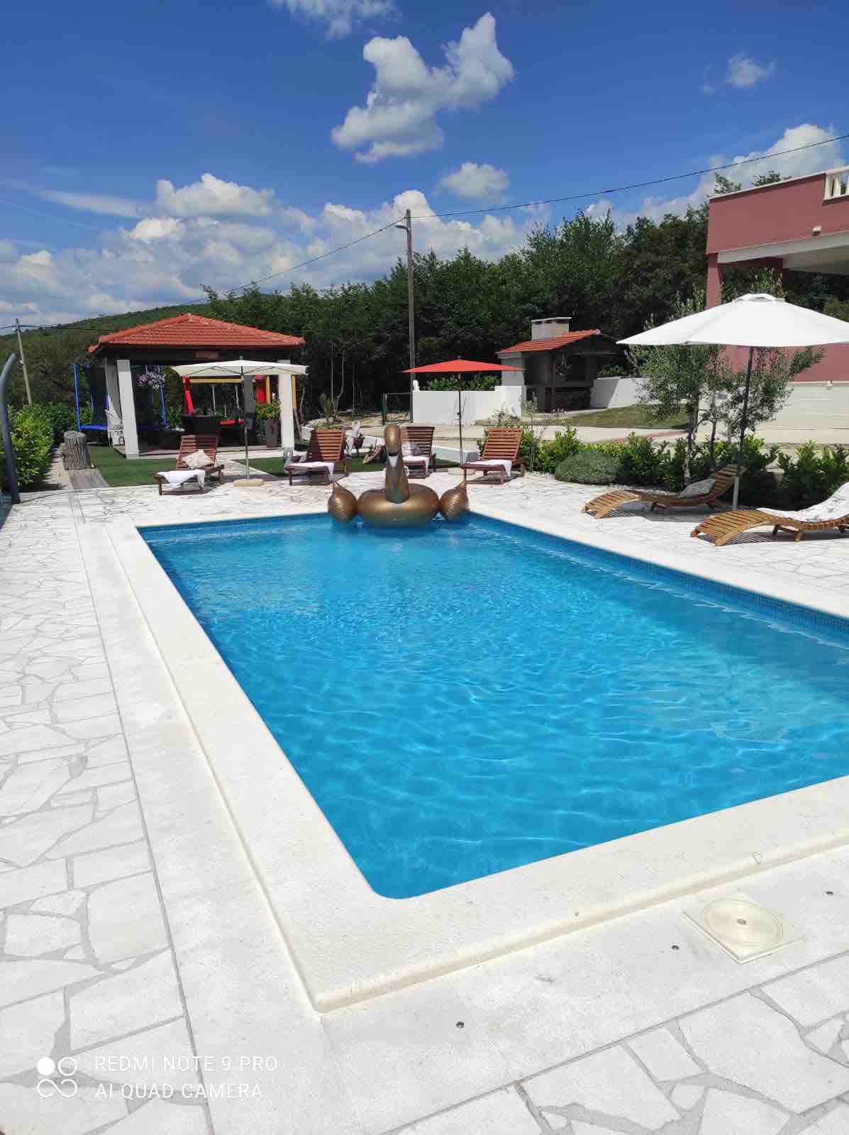 MARTA别墅设有私人游泳池，靠近斯普利特，可供9人入住