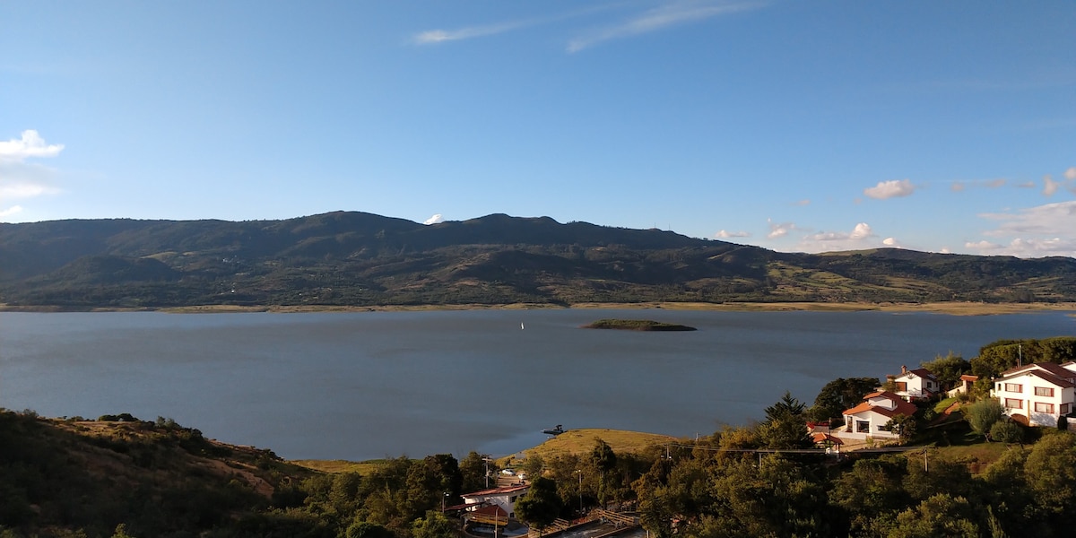 Tominé湖和Naturaleza Guatavita湖景小木屋