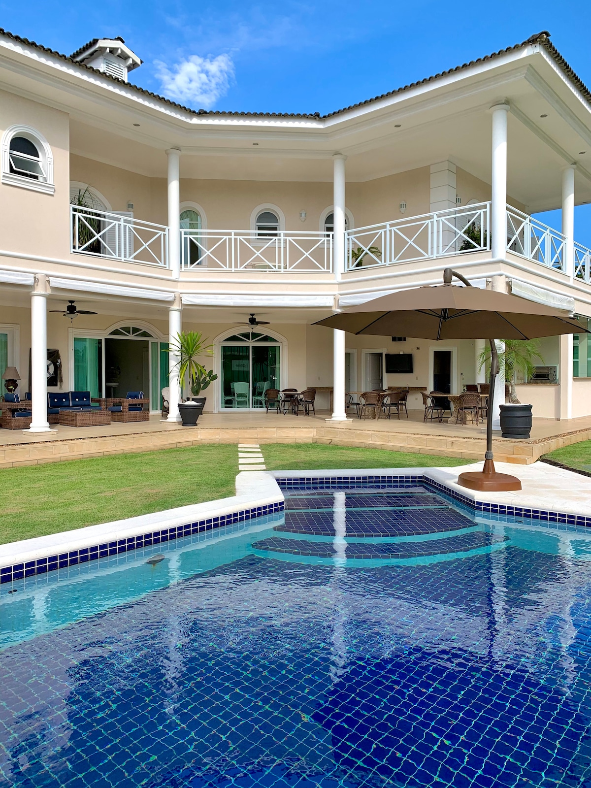 Seaside Mansion in Residencial Marina Guarujá