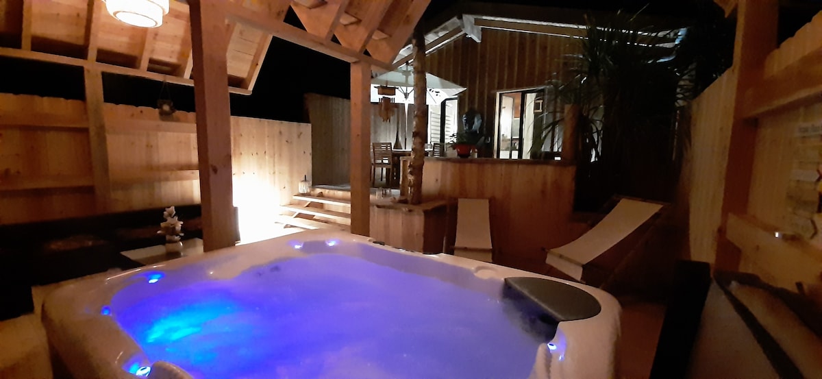 带私人热水浴缸角落的度假木屋SAVANNAKETH