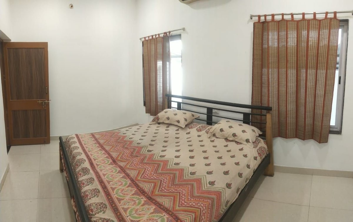 Guesthouse well furnished room