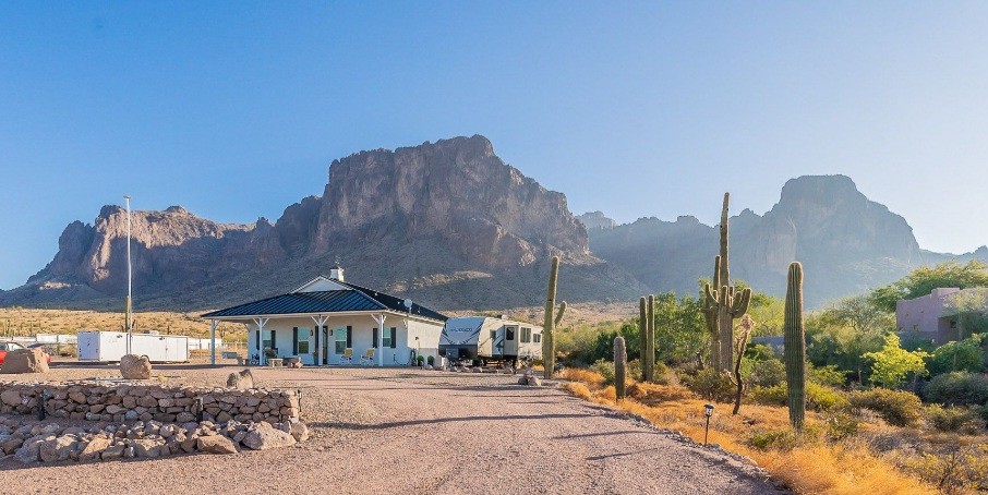 Superstition Mountain Fenceline Retreat