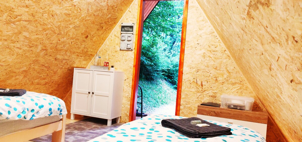 Soča Valley的木制帐篷