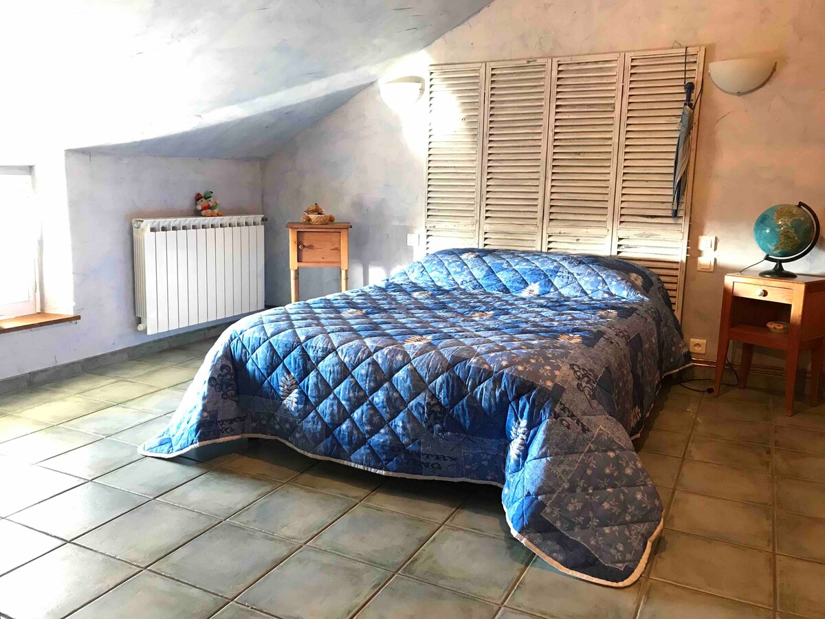 Chambre +SdBain +cuisine à l’étage chez l’habitant