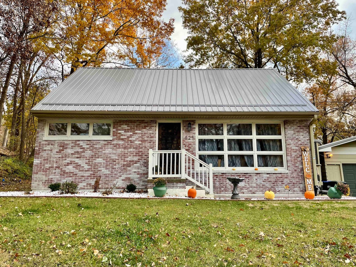 Cozy Home Walking Distance to Stadium