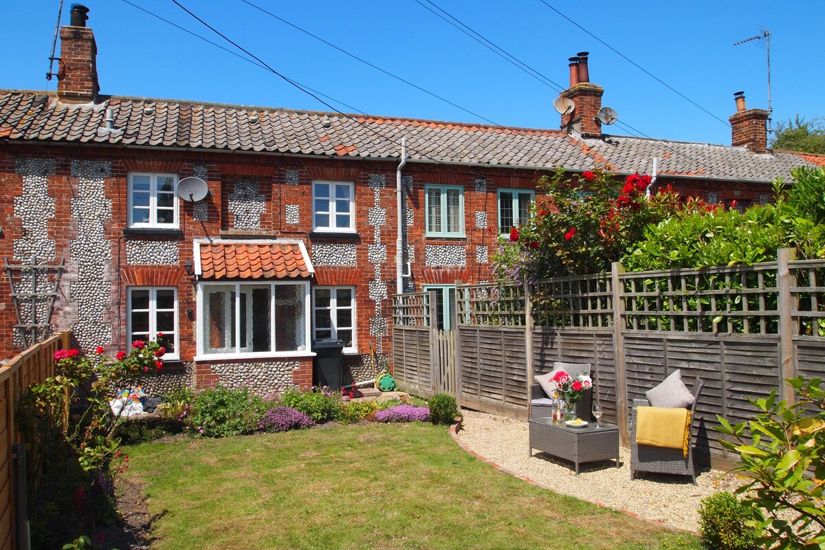 North Norfolk coastal period cottage with parking