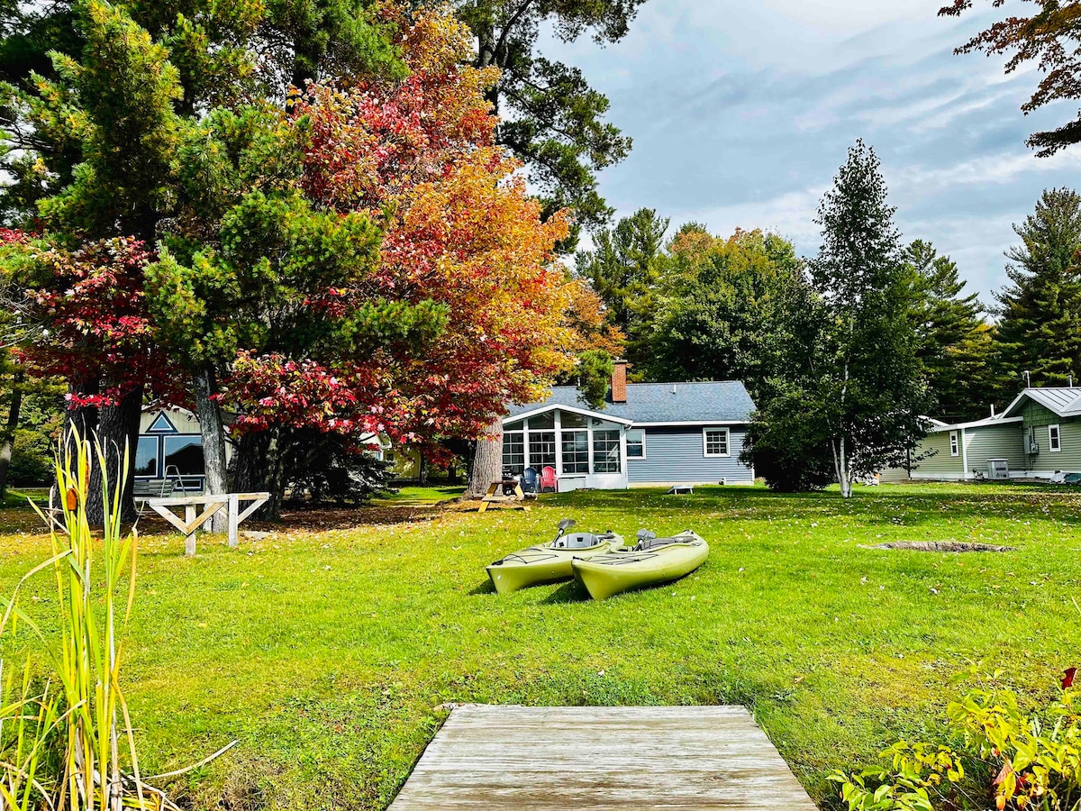 Cozy Private Lakefront Cottage