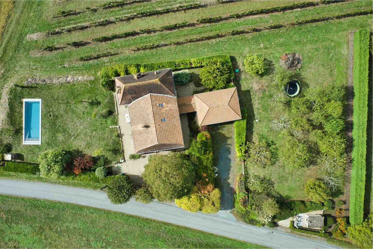 Maison de famille en Dordogne entourée de vignes