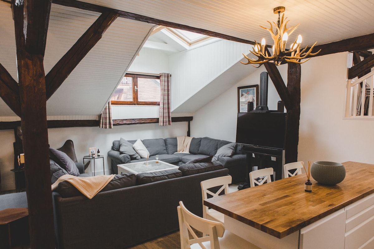 Chalet Mandarin, only 60m from Super Morzine lift!