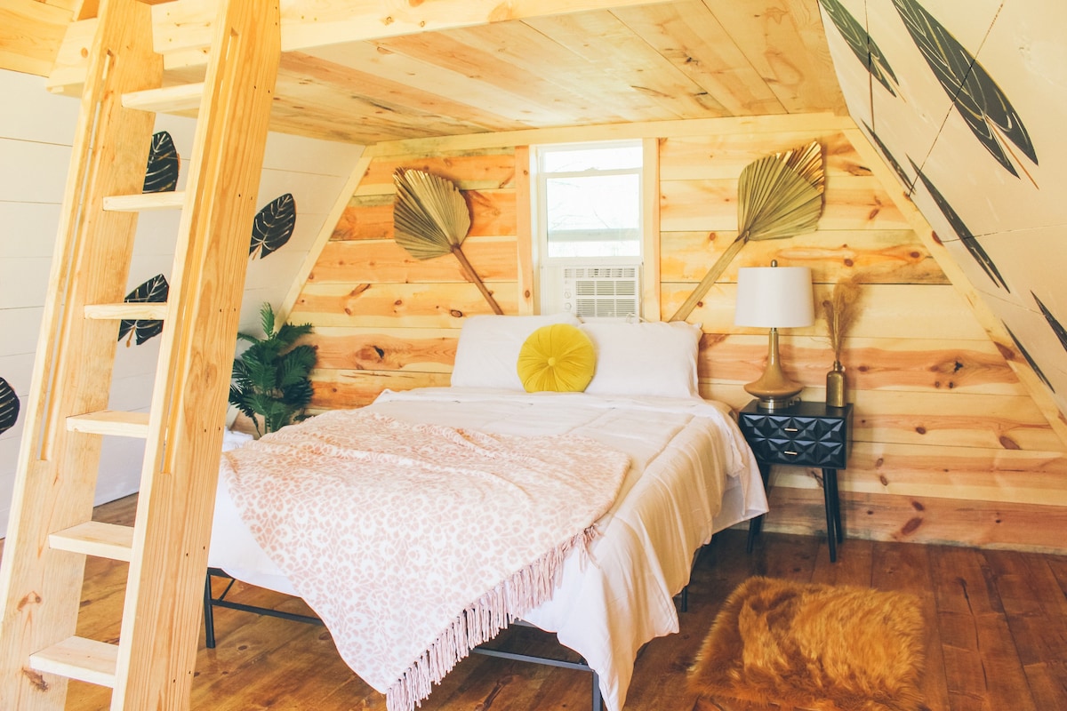 Posh Pines Glamping- "Pine Springs" A-frame Hut