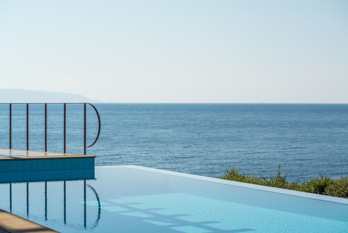 R 979 Erasmo Luxury Villa with  Villa with BBQ, Outdoor Pool & Sea view.
