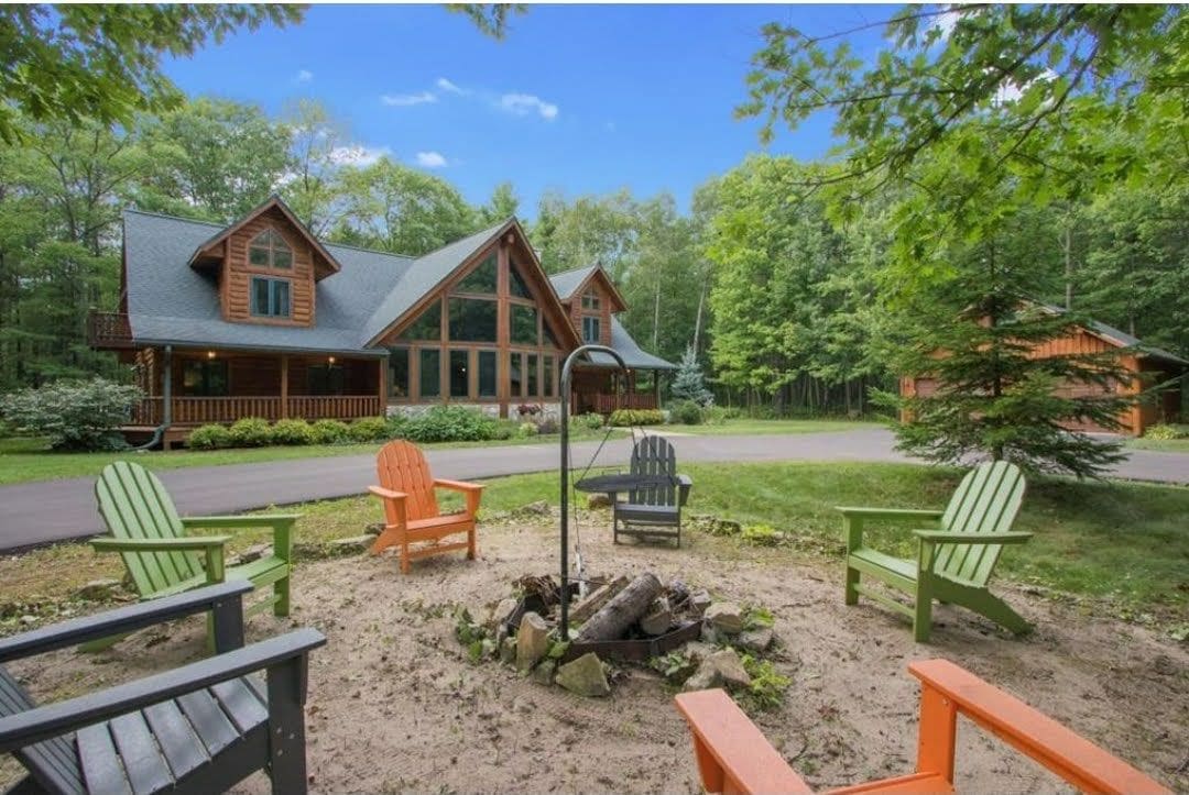 Timber Lodge on Large Wooded Lot mid Door County