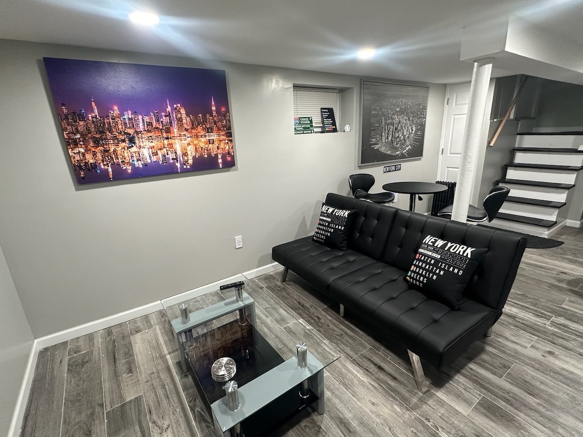 Cozy Luxury Basement Near Airport