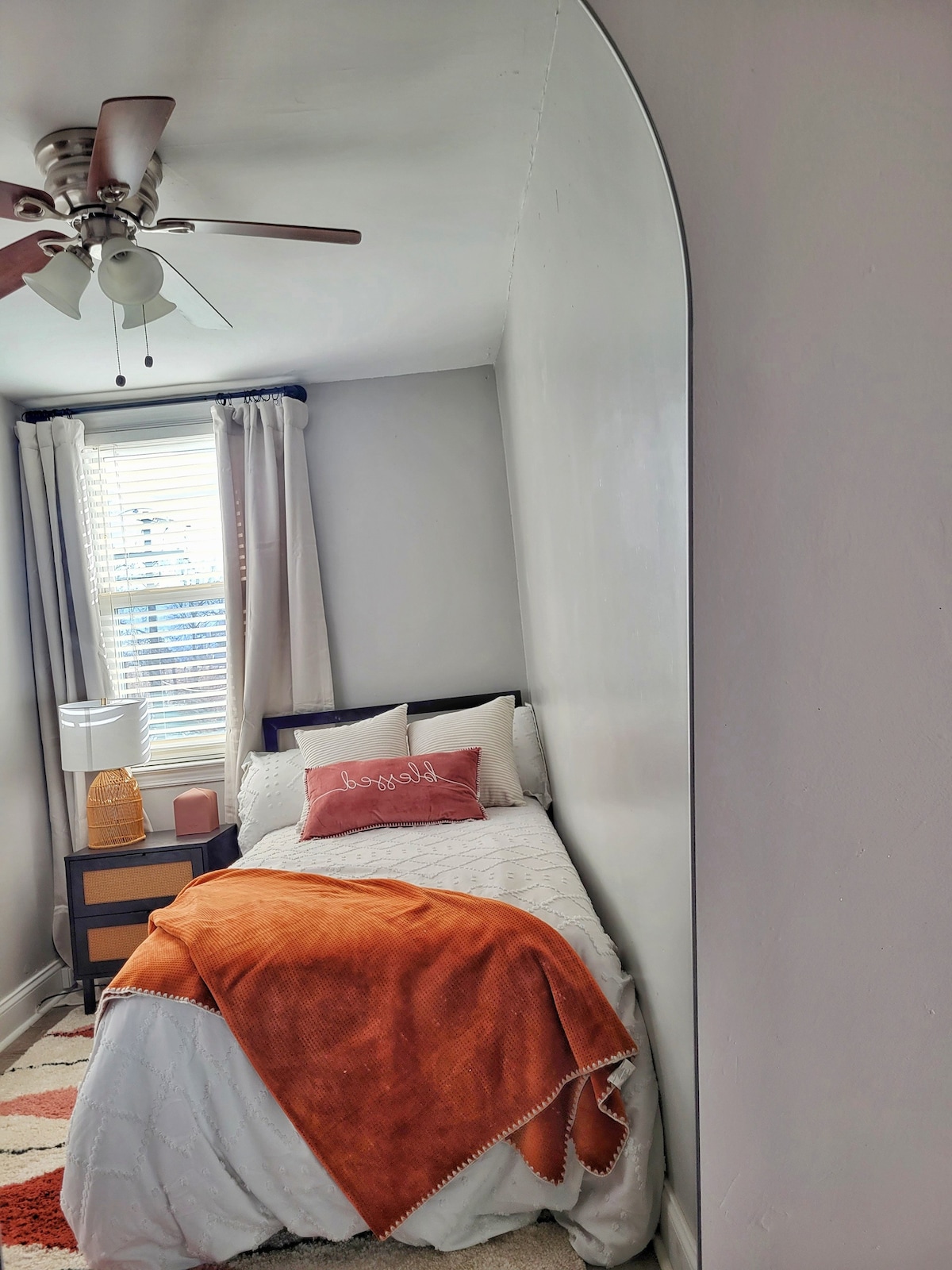 R3 Bright Clean Boho Room <12 min PHL