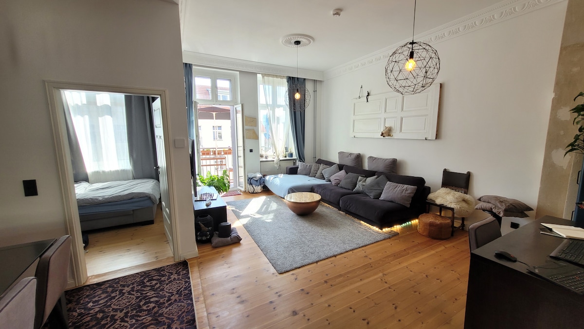 Sunny 3 Room flat with balcony in Friedrichshain