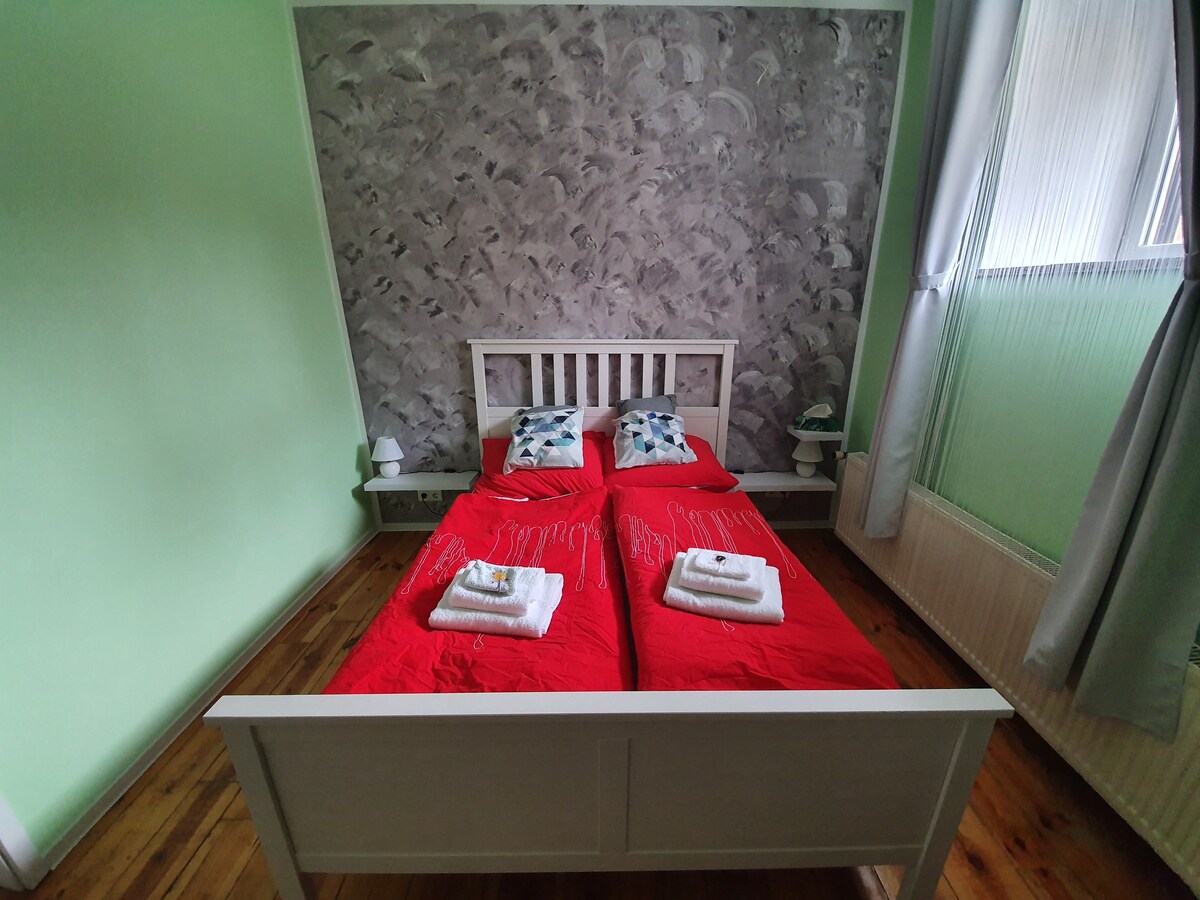 舒适的客房，配备双人床+工作空间