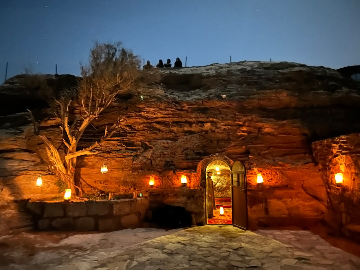 入住佩特拉3000年老洞穴