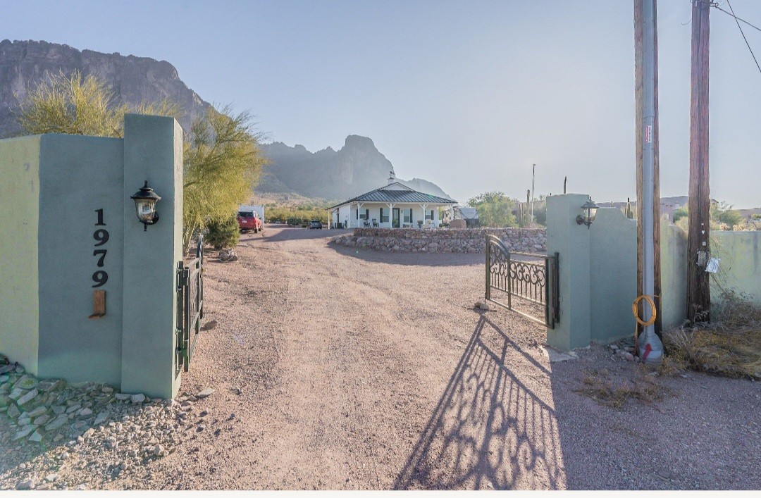 Superstition Mountain Fenceline Retreat