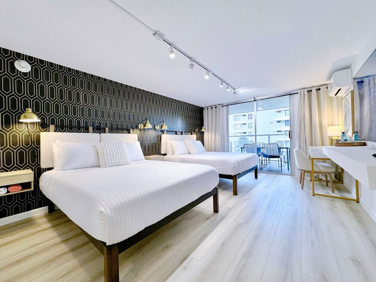 Modern & Chic Central Waikiki Studio / 2 Queens~