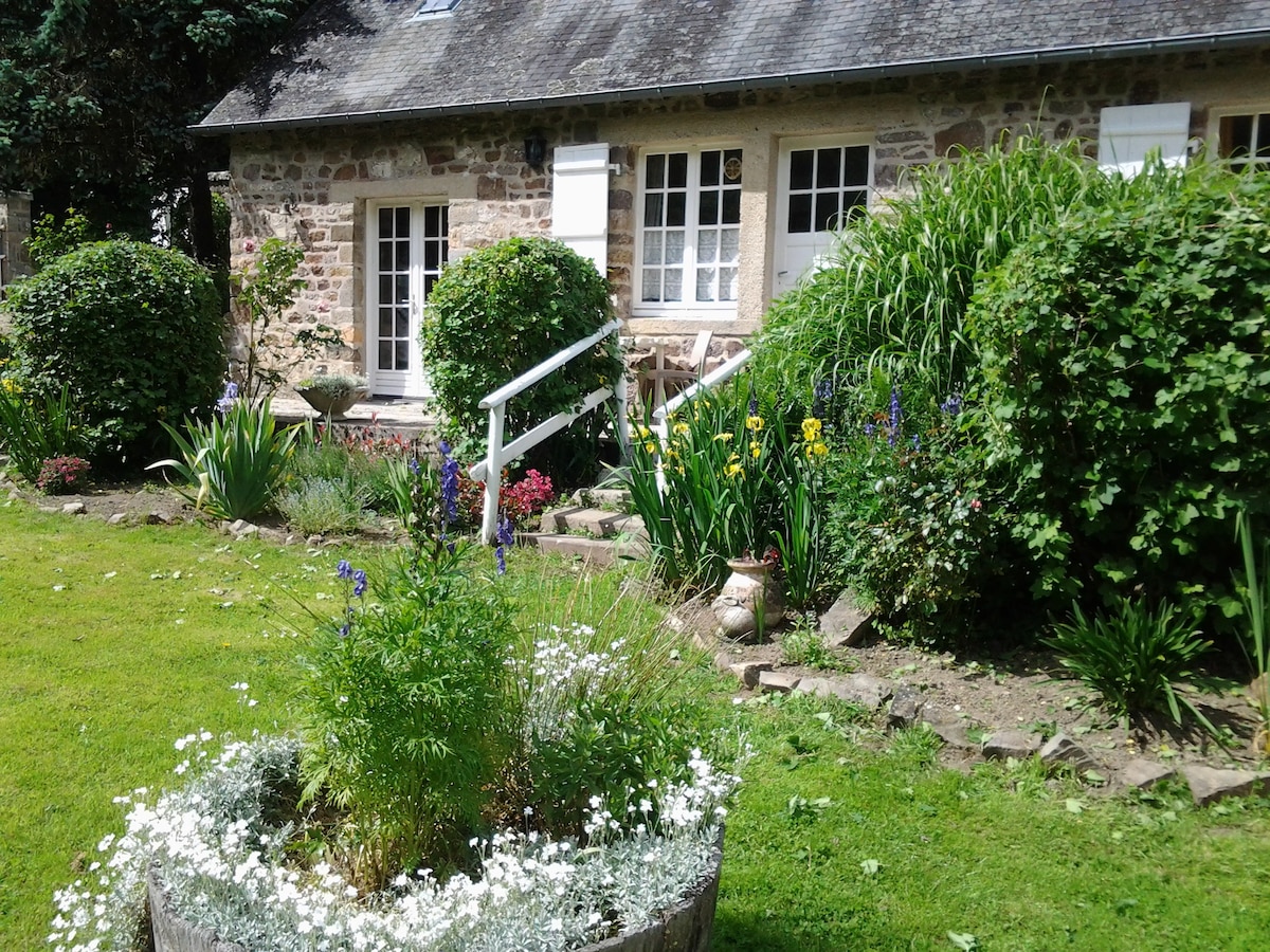 2 bed riverside cottage in Normandy