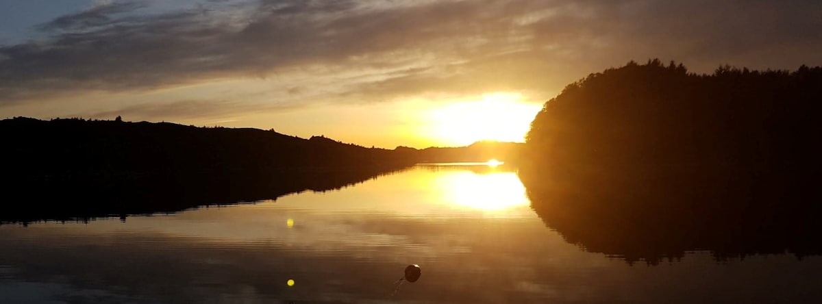 Vestvendt rorbu like ved havet