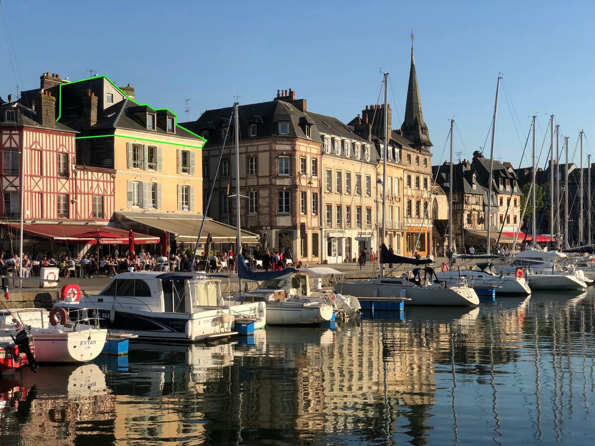 Lucarne Enchantée - On the Old Harbour - Honfleur