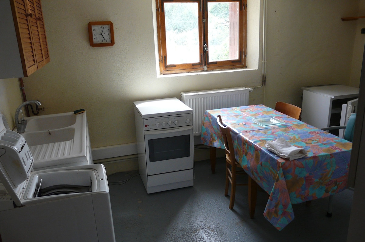 一间卧室、洗手间和独立厨房