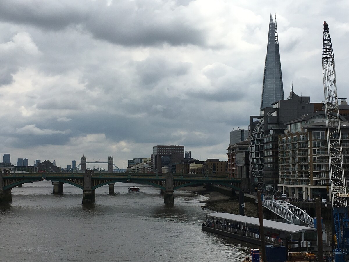 伦敦市中心观赏泰晤士河