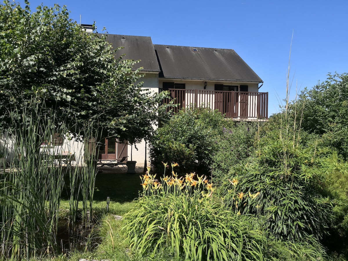 Appartement tout confort dans un havre de verdure.