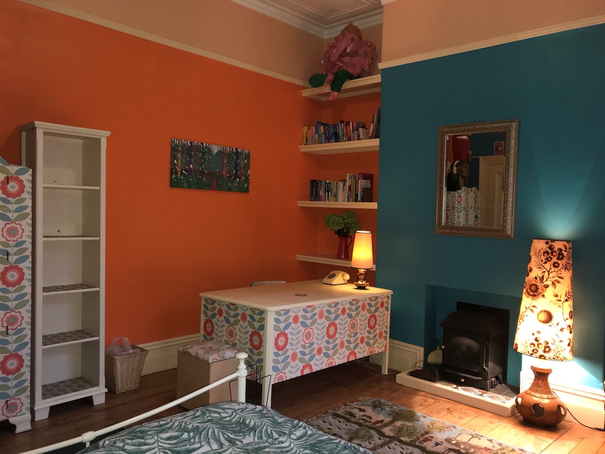 Double bedroom and study with garden access