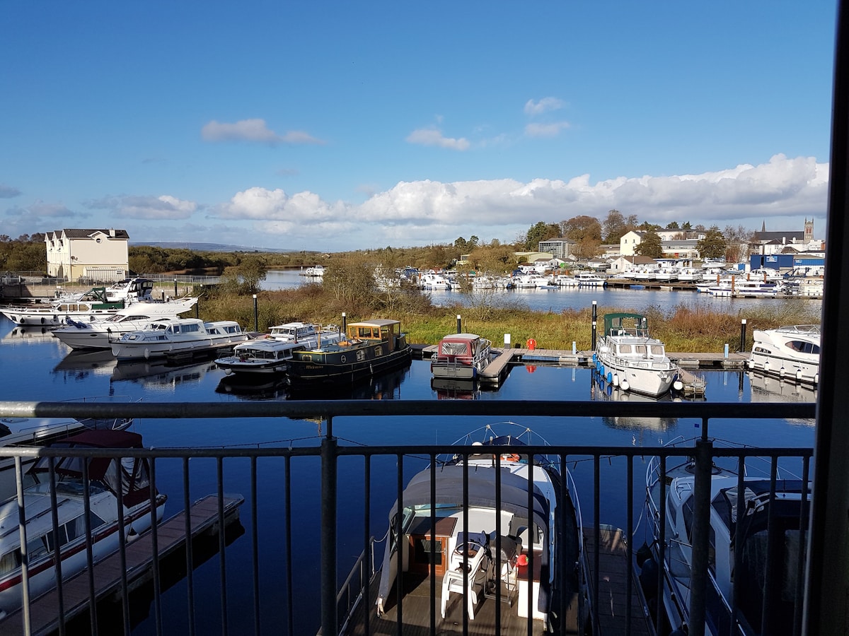 Carrick on Shannon Luxury Waterside Apartment